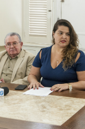 Imagem: Profª Lidriana de Souza Pinheiro, coordenadora do projeto do LEMAE, durante coletiva de imprensa na Reitoria (Foto: Viktor Braga/UFC)