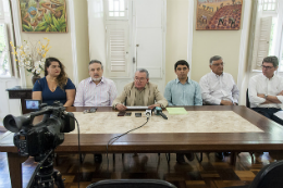 Imagem: Reitor Henry Campos e outras autoridades acadêmicas receberam a imprensa em coletiva na Reitoria (Foto: Viktor Braga/UFC)