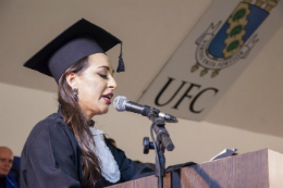 Imagem: Jaqueline de Matos discursou em nome dos graduandos (Foto: Ribamar Neto/UFC)