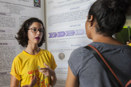 Imagem: Aluna da UFC apresenta trabalho durante os Encontros Universitários 2016