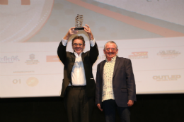 Imagem: O Embaixador do Chile no Brasil, Jaime Gazmuri, representando os cineastas chilenos, recebeu, da mão do Reitor da UFC, o Troféu Eusélio Oliveira (Foto: Arlindo Barreto)