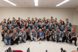 Imagem: Estudantes posam para foto junto com Reitor Henry Campos (Foto: Viktor Braga)