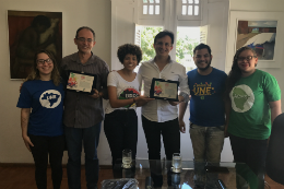 Imagem: Lideranças estudantis entregando placa de agradecimento ao Vice-Reitor da UFC, Prof. Custódio Almeida (Foto: Ivo Braga)