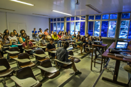 Imagem: Em recepção dos alunos no semestre 2017.2 foram feitas uma roda de conversa sobre fotografia e uma oficina de grafite e piche (Foto: Divulgação)