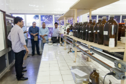 Imagem: Pessoas visitando o labortário do Departamento de Tecnologia de Alimentos (Foto: Viktor Braga)