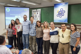 Imagem: Integrantes do Departamento de Tecnologia de Alimentos em pé, posando para foto (Foto: Viktor Braga)