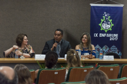 Imagem: Palestrantes em sentados, participando da mesa de eventos (Imagem: Viktor Braga)