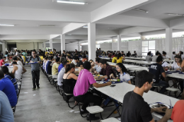 Imagem: O acesso às refeições do Restaurante Universitário é realizado mediante cartão eletrônico ou através da compra de tickets (Foto: Ribamar Neto/UFC)