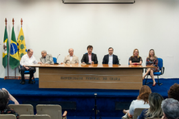 Imagem: A mesa formada para abrir o seminário foi composta pelo Prof. Custódio Almeida, vice-reitor, pelo Prof. Paulo Elpídio Menezes, ex-reitor da UFC, pelo ex-governador do  Estado, Lúcio Alcântara, pelas professoras Márcia Machado e Vládia Borges, respectivamente pró-reitora de Extensão e diretora do Centro de Humanidades da UFC, e pela família de Parsifal Barroso, Régis Barroso, seu filho, e Igor Queiroz Barroso, seu neto (Foto: Viktor Braga/UFC)