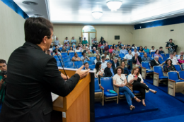 Imagem: A “honestidade intelectual” do livro O Cearense foi destacada pelo Prof. Custódio Almeida, vice-reitor no exercício da Reitoria (Foto: Viktor Braga/UFC)