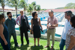 Imagem: A diplomata australiana junto com uma comitiva de professores da UFC próximos a tanques no Labomar (Foto: Ribamar Neto)