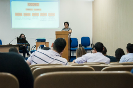 Imagem: À tarde, a coordenadora de Desenvolvimento e Capacitação da Progep, Sylvana Holanda, apresentou aos novos servidores a estrutura da pró-reitoria (Foto: Ribamar Neto/UFC)