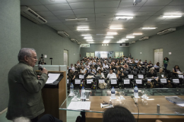 Imagem: Reitor Henry Campos discursa na abertura do evento