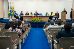 Imagem: Solenidade ocorreu no Auditório da Reitoria (Foto: Viktor Braga/UFC)