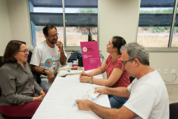 Imagem: Além do atendimento nos estandes, a programação da tarde incluiu oficina de fotografia (Foto: Ribamar Neto/UFC)