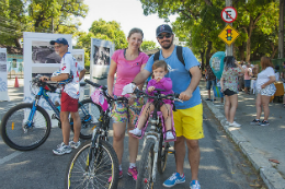 Imagem: A gerente de projetos Lílian Costa curtiu o domingo com a família (Foto: Ribamar Neto/UFC)