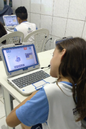 Imagem: Foto de aluna usando notebook