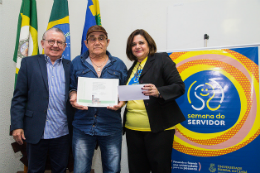 Imagem: O servidor técnico-administrativo João Pereira Lima Júnior foi homenageado pelos 50 anos de UFC (Foto: Arlindo Barreto/UFC)