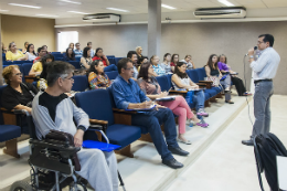 Imagem: Foto de servidores assisntindo aula de curso num auditório