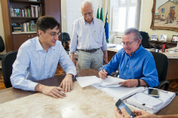 Imagem: A assinatura do convênio ocorreu no gabinete do reitor (Foto: Ribamar Neto/UFC)