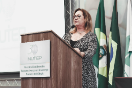 Imagem: Representando o reitor Henry Campos na cerimônia, a pró-reitora de Extensão, Profª Márcia Machado, enalteceu a atuação do Nutep (Foto: Osvaldo Junior)