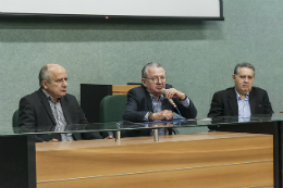 Imagem: O evento foi mediado pelo reitor Henry Campos (Foto: Viktor Braga/UFC)