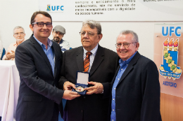 Imagem: A Medalha Engenheiro Paulo de Frontin foi entregue ao Prof. Ernesto da Silva Pitombeira pelo diretor do Centro de Tecnologia, Prof. Carlos Almir de Holanda, e pelo Reitor da UFC, Prof. Henry Campos (Foto: Ribamar Neto/UFC)