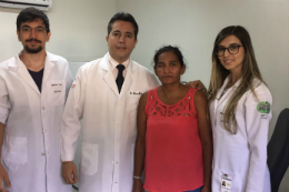 Imagem: Na foto estão o acadêmico de Medicina Matheus Lopes, o médico Ribamar Filho, a paciente Lucielma Jorge e a acadêmica de Medicina Mariana Araújo (Foto: Divulgação)