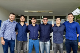 Imagem: Foto dos estudantes abraçados em frente ao bloco do Departamento de Engenharia Metalúrgica, no Campus do Pici