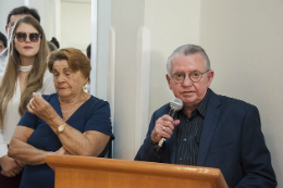 Imagem: O reitor Henry Campos ressaltou que poucas pessoas representaram e representam tão bem o amor e compromisso à Universidade como o Prof. Luiz Antonio (Foto: Ribamar Neto/UFC)