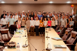 Imagem: Alunos, professores e reitor Henry Campos reunidos em foto no Iprede