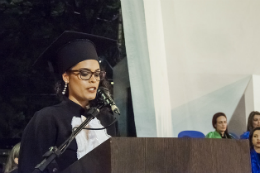 Imagem: Ana Beatriz do Vale Silva, formanda do Curso de Engenharia de Petróleo, falou em nome dos estudantes (Foto: Ribamar Neto/UFC)