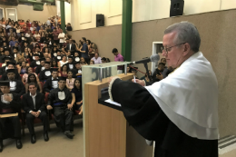 Imagem: O reitor Henry Campos falou da alegria de entregar à sociedade "profissionais qualificados, prontos para exercer seu ofício com ética, sensibilidade e competência". (Foto: Anne Araújo/UFC Sobral)