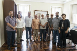 Imagem: Equipe da Seara da Ciência junto com o reitor Henry Campos no gabinete do reitor (Foto: Ribamar Neto/UFC)