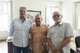 Imagem: O novo diretor da Seara da Ciência, Prof. Ilde Guedes, o diretor anterior, Prof. Marcus Vale, e o reitor Henry Campos no gabinete do Reitor (Foto: Ribamar Neto/UFC)