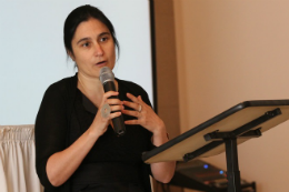 Imagem: A palestrante convidada é a Profª Rosa Estopà Bagot, coordenadora acadêmica do Instituto Universitário de Linguística Aplicada da Universidade Pompeu Fabra (UPF), de Barcelona, na Espanha (Foto: Divulgação)