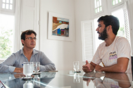 Imagem: Prof. Custódio Almeida, vice-reitor da UFC, e João Victor Escórcio, coordenador da Rede Cuca e organizador do evento