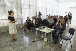 Imagem: Denise Guiglemeti apresenta informações sobre o processo de restauração do quadro