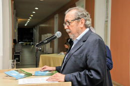 Imagem: Ex-reitor René Barreira falando no púpito, na Reitoria (Imagem: Arlindo Barreto/Memorial da UFC)