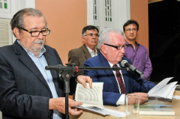 Imagem: Reitor Henry Campos fala no púlpito, na Reitoria (Foto: Arlindo Barreto/UFC)