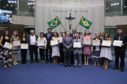 Imagem: Dentre os 11 homenageados da noite, esteve o diretor do Sistema de Bibliotecas da UFC, Francisco Jonatan Soares (Foto: José Leomar)