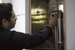 Imagem:  Prof. Filipe Feitosa apresenta célula de PVT, capaz de simular condições de temperatura e pressão encontradas em poços de pré-sal (Foto: Júnior Panela/UFC)