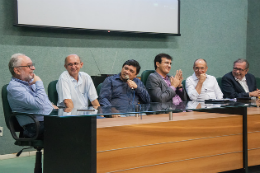 Imagem: Solenidade ocorreu no auditório do Centro de Ciências, no Campus do Pici (Foto: Ribamar Neto/UFC)