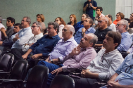 Imagem: Solenidade ocorreu no auditório do Centro de Ciências, no Campus do Pici (Foto: Ribamar Neto/UFC)