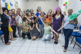 Imagem: foto de aposentados com fantasias em festa de carnaval na UFC