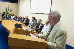 Imagem: O Prof. Henry ressaltou que, geograficamente, Fortaleza é a capital brasileira mais próxima da França (Foto: Viktor Braga/UFC)