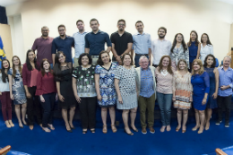 Imagem: Foto dos servidores empossados junto ao reitor Henry Campus, à pró-reitora adjunta de gestão de pessoas e à equipe da Progep