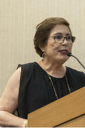 Imagem: Profª Valéria Pinheiro, diretora da FAMED, contextualizou o momento histórico de criação do Curso de Medicina (Foto: Viktor Braga/UFC)