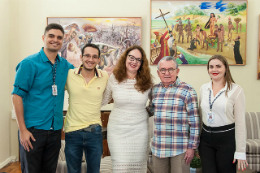 Imagem: Ouvidora da UFC, Geovana Cartaxo (ao centro), ao lado do Reitor Henry Campos e de membros da equipe da Ouvidoria (Foto: Viktor Braga)