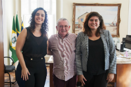 Imagem: O reitor Henry Campos entre as representantes do Instituto Verdeluz, Thays Almeida e Beatriz Azevedo (Foto: Ribamar Neto/UFC)